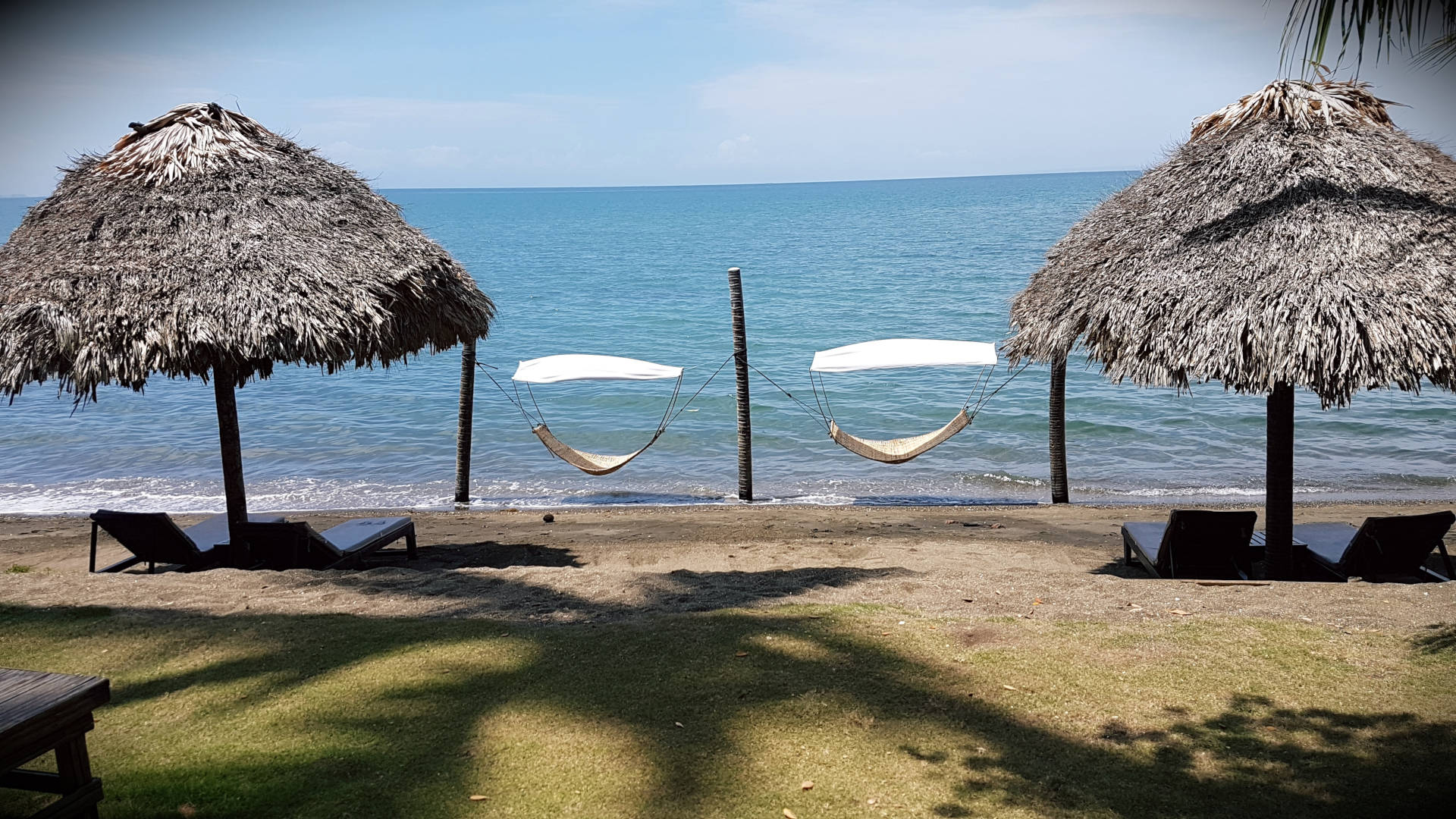 Zwei Hängematten am Strand von Legazpi auf den Philippinen