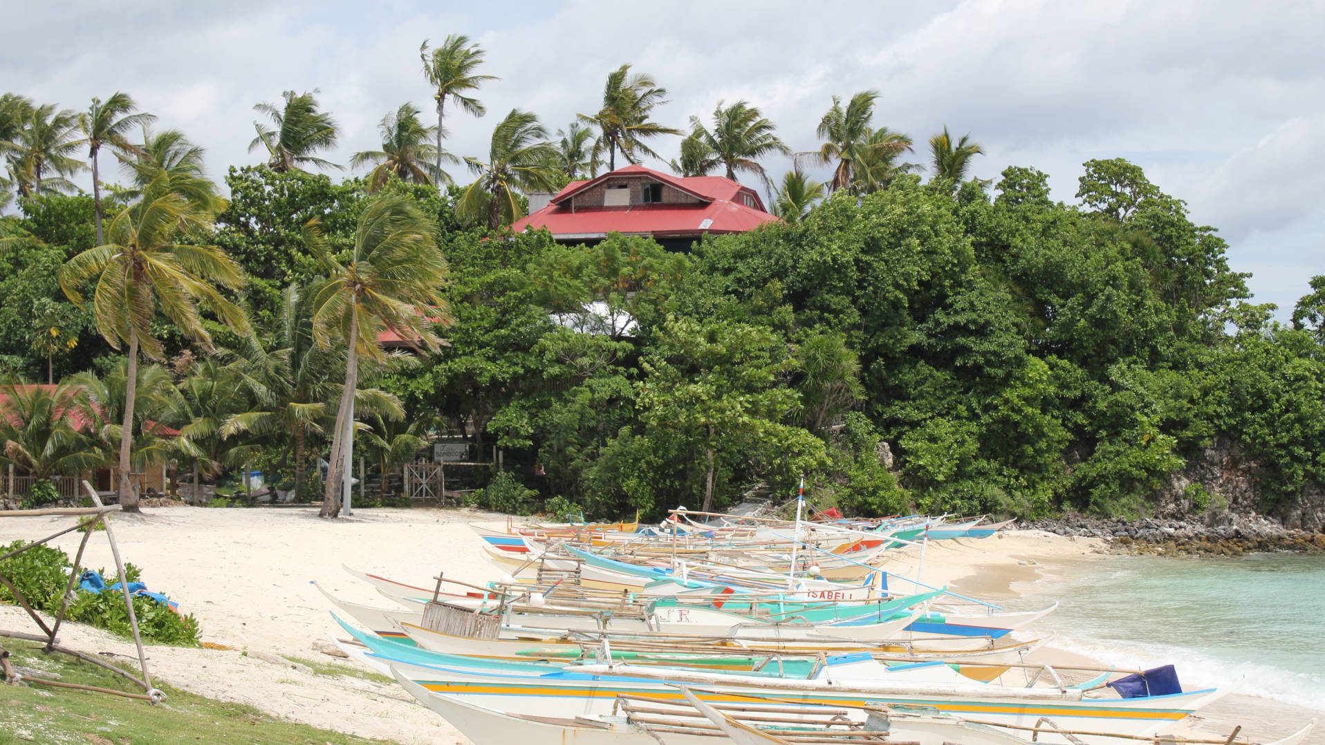 Boote am Strand auf Malapascua, Philippinen
