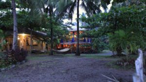 Abendstimmung im Ressort auf Camiguin, Philippinen