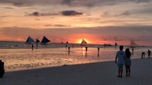 Sonnenuntergang am White Beach auf Boracay, Philippinen
