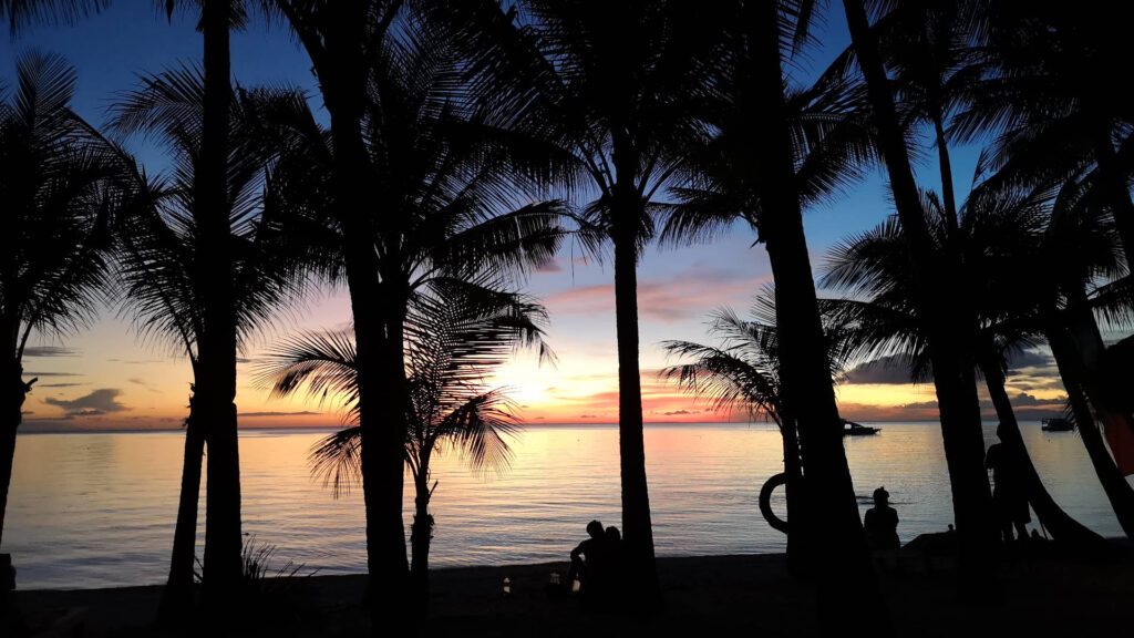 Sonnenuntergang im Coco Grove auf Siquijor, Philippinen