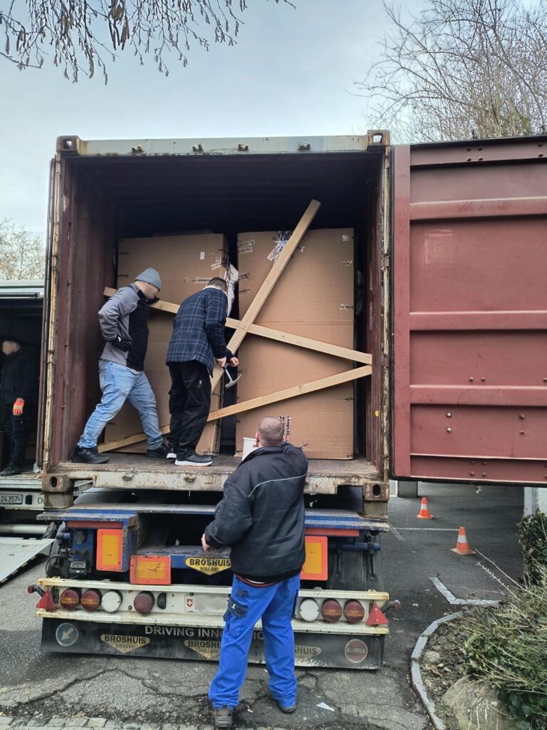 Gefüllter 20 Fuss Container mit total 33.2 m3 Platz